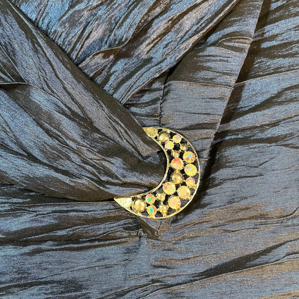 NWT Alex Evenings Blue Crinkle Cocktail Dress V-Neck‎ Rhinestone Broach Size 8 - Picture 3 of 8